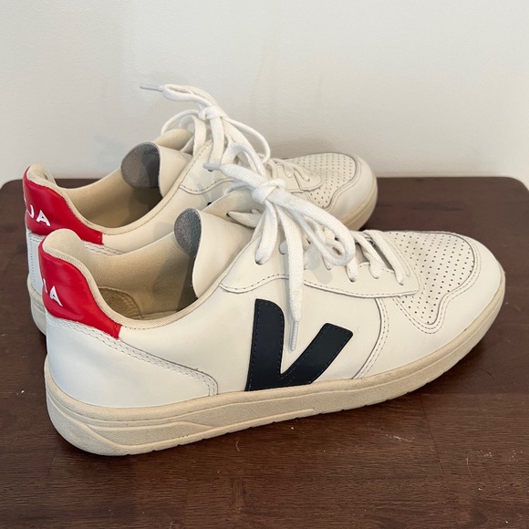 Men’s veja shoes size is 8.5 - Picture 1 of 6
